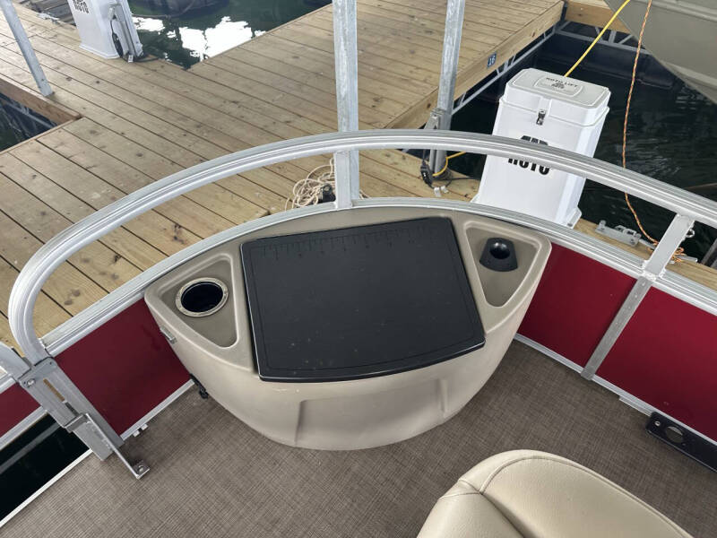 2022 Sun Tracker 24 DLX