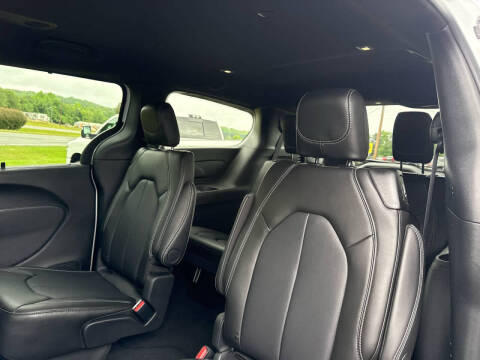 2027 Chrysler Pacifica Select