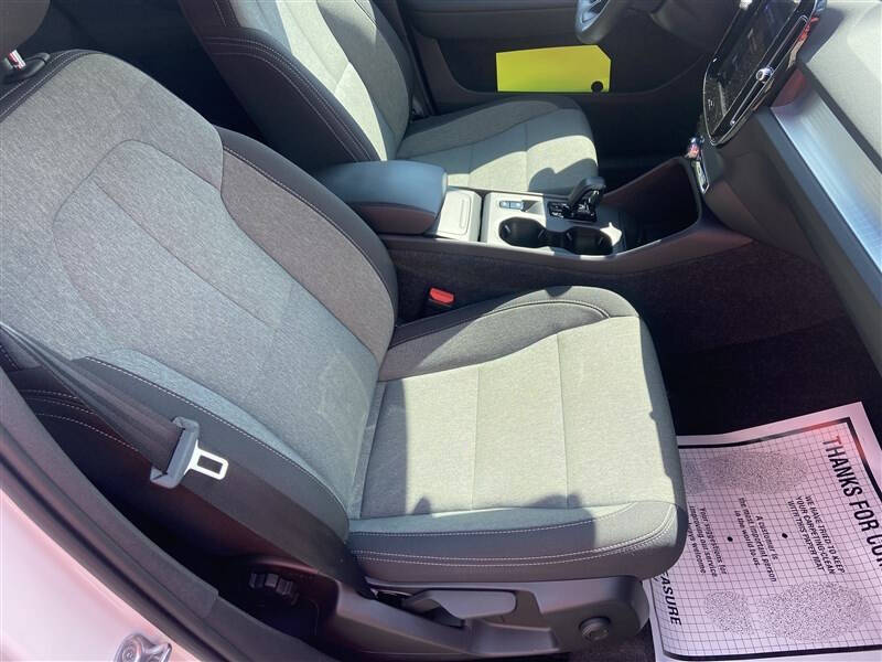 2025 Volvo XC40 B5 Core Bright Theme