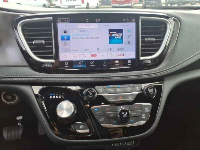 2025 Chrysler Pacifica Select