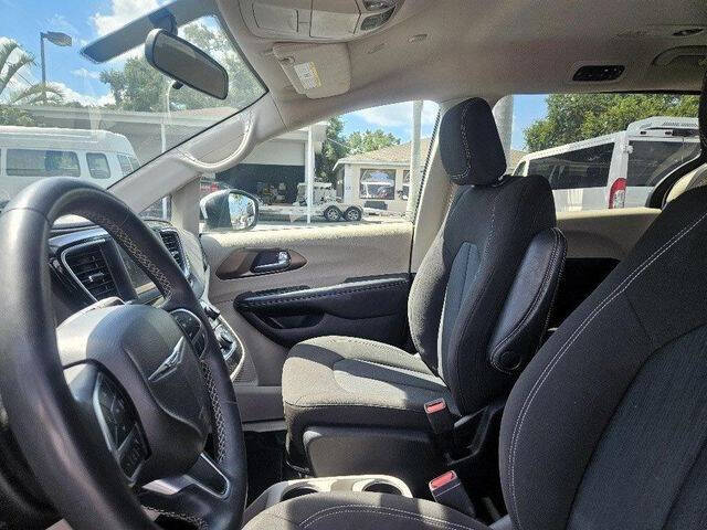 2022 Chrysler Voyager LX