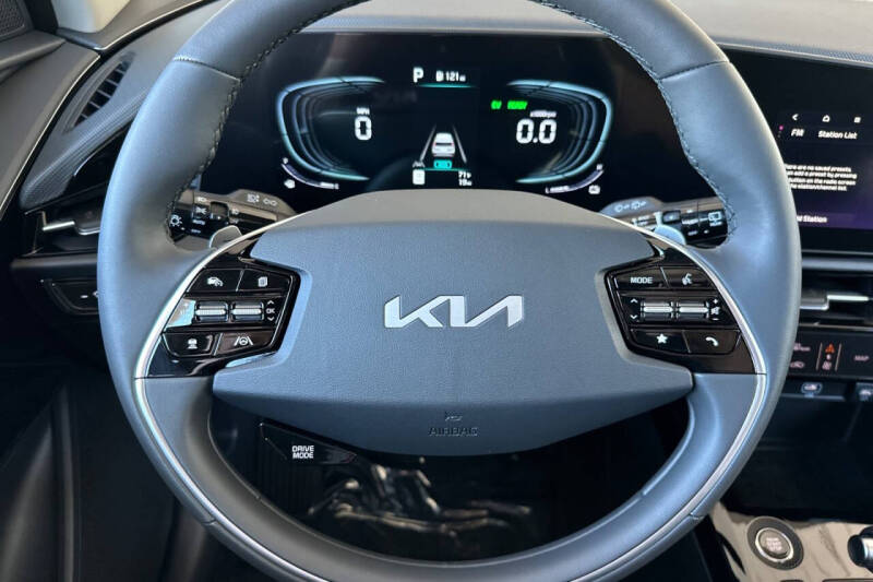 2025 Kia Niro SX
