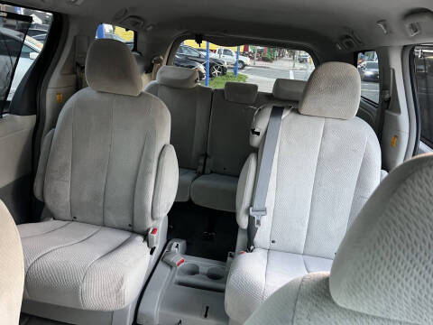 2013 Toyota Sienna LE 7-Passenger Auto Access Seat