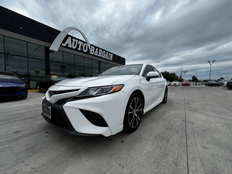 2018 Toyota Camry SE's photo