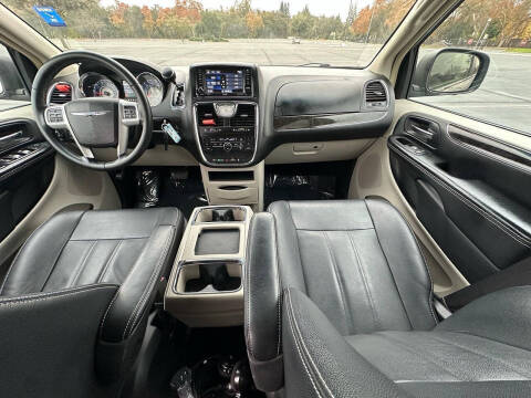 2016 Chrysler Town and Country Touring