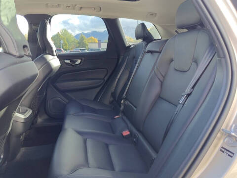 2025 Volvo XC60 B5 Core Dark Theme