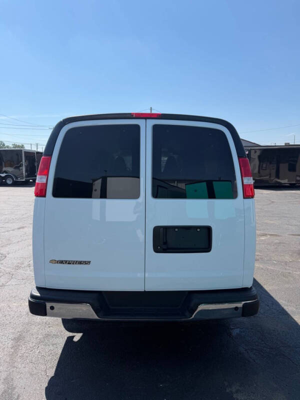 2025 Chevrolet Express Passenger LT - Photo 6