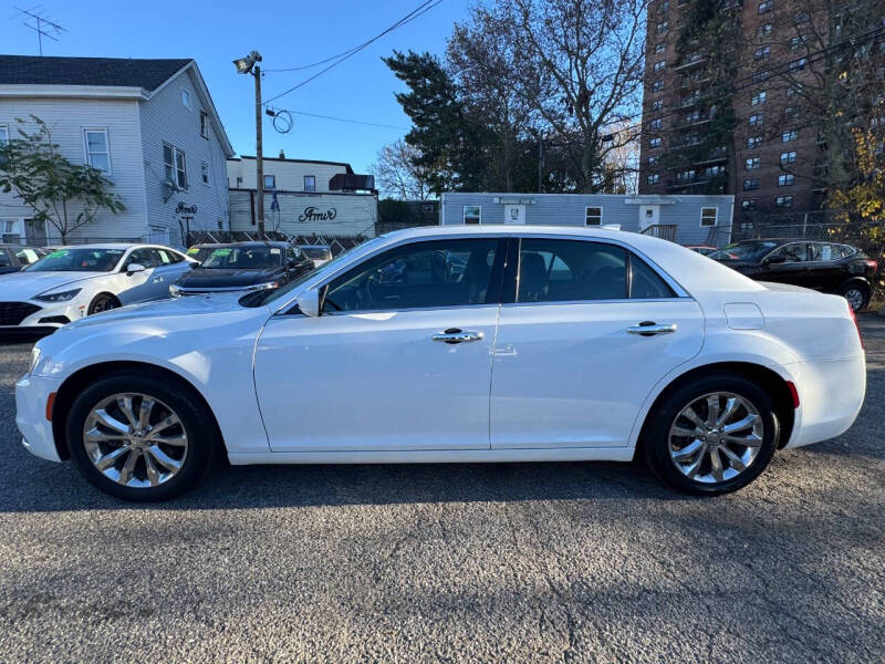 2018 Chrysler 300 Touring photo 8