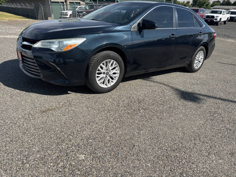 2016 Toyota Camry LE's photo