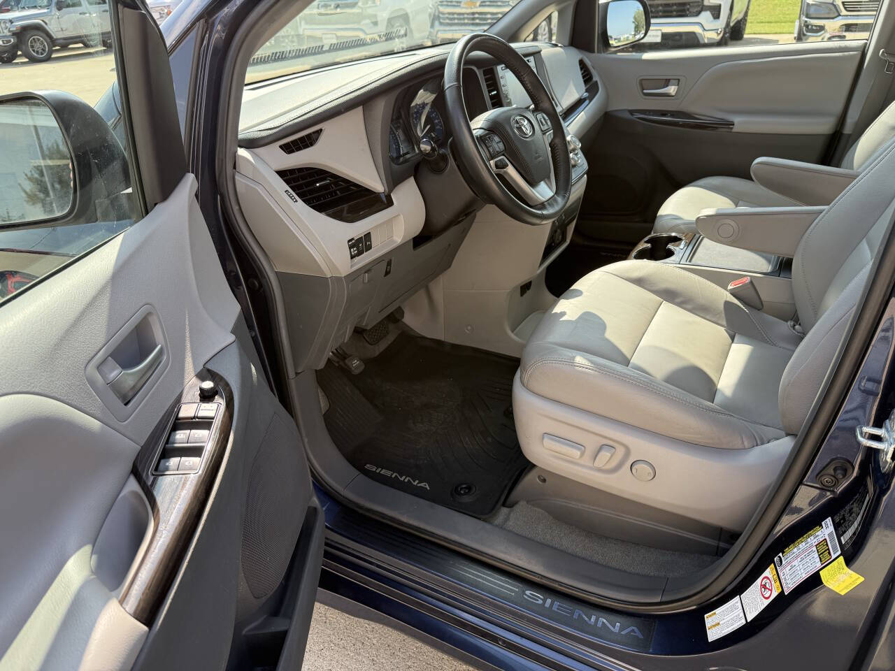 2018 Toyota Sienna XLE Premium photo 5