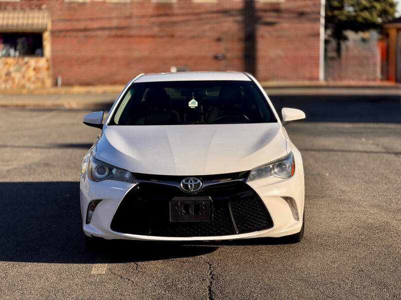 2015 Toyota Camry SE photo 3