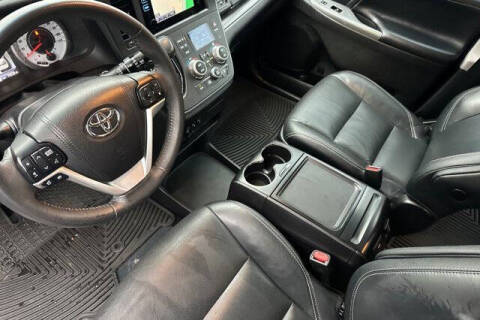 2017 Toyota Sienna SE Premium 8-Passenger