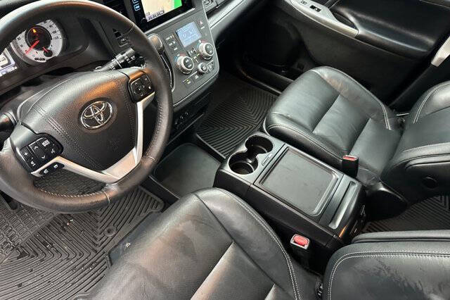 2017 Toyota Sienna SE Premium 8-Passenger