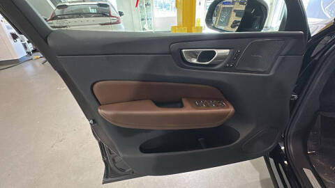 2023 Volvo XC60 B5 Plus Dark Theme