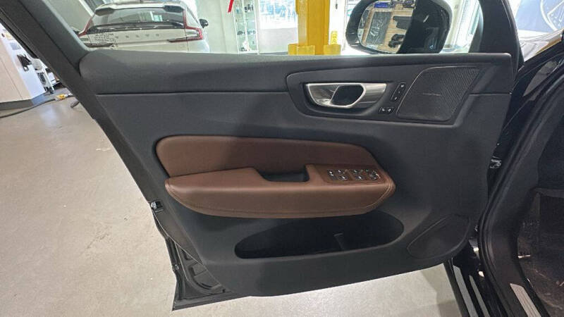 2023 Volvo XC60 B5 Plus Dark Theme