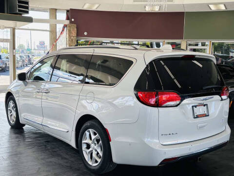 2017 Chrysler Pacifica Touring-L Plus