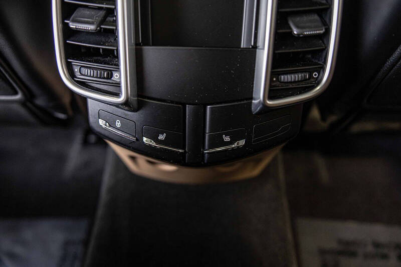 2017 Porsche Cayenne Platinum Edition