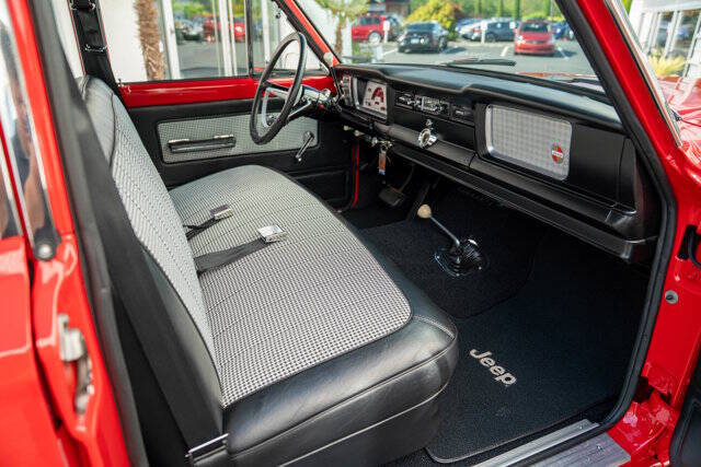 1968 Jeep Wagoneer 34