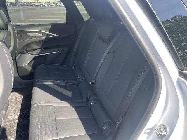 2024 Cadillac LYRIQ Luxury 3