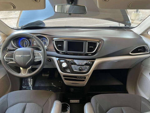 2022 Chrysler Voyager LX