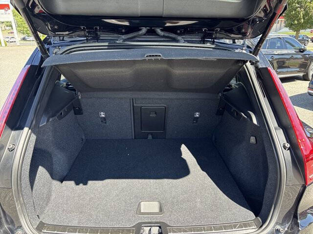 2025 Volvo XC40 B5 Plus Bright Theme