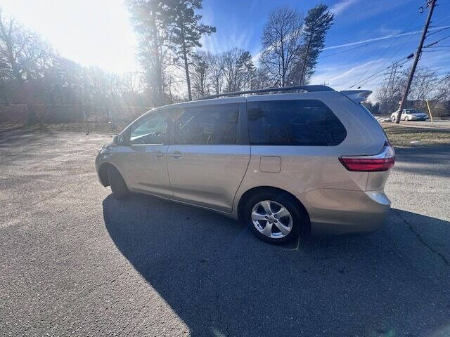 2015 Toyota Sienna LE photo 8