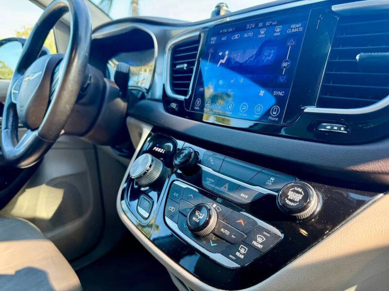 2017 Chrysler Pacifica Touring-L Plus