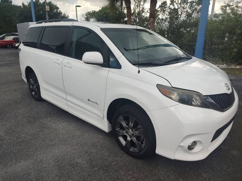 2011 Toyota Sienna SE 8-Passenger