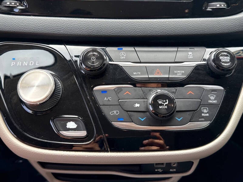 2020 Chrysler Voyager LXi