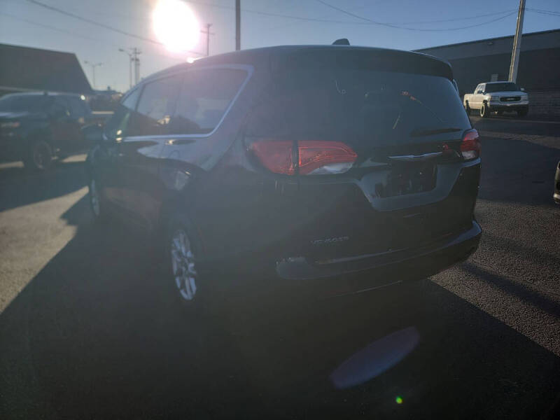 2023 Chrysler Voyager LX