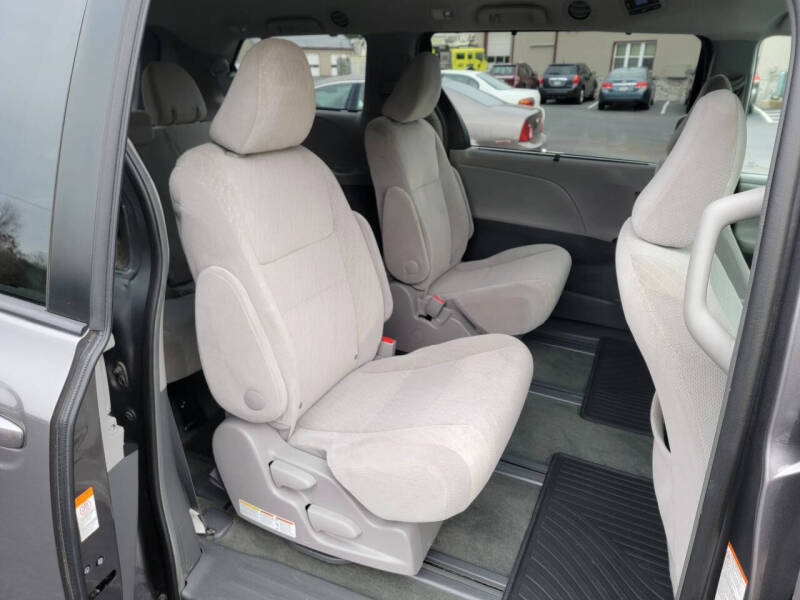 2017 Toyota Sienna LE 7-Passenger