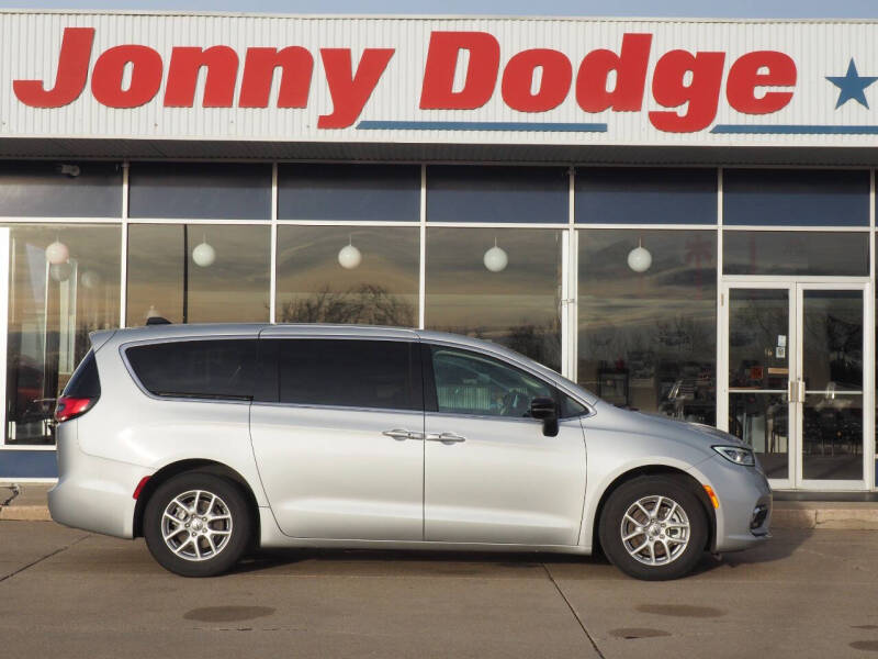 2024 Chrysler Pacifica Touring L's photo