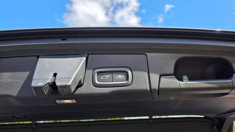 2023 Volvo XC60 B5 Plus Dark Theme