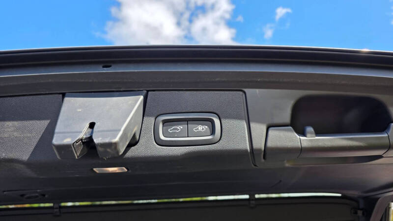 2023 Volvo XC60 B5 Plus Dark Theme