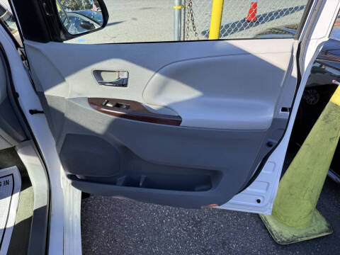 2013 Toyota Sienna XLE 8-Passenger