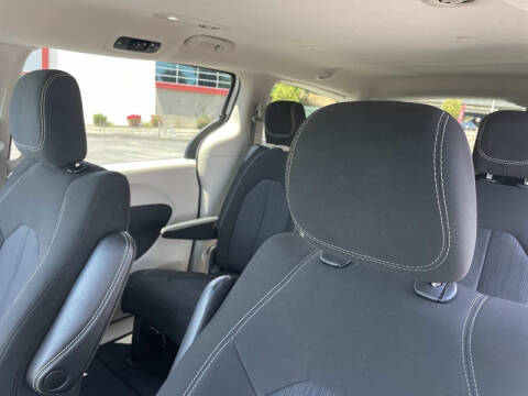 2022 Chrysler Voyager LX