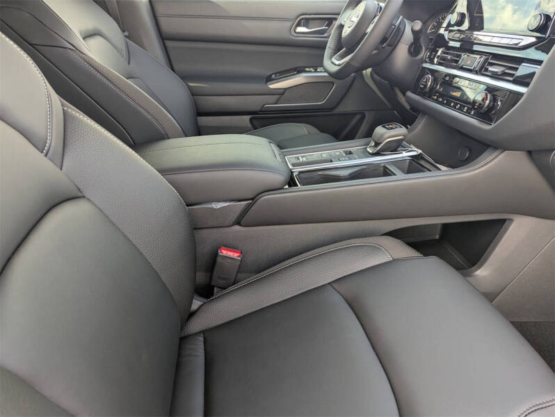 2025 Nissan Pathfinder SL