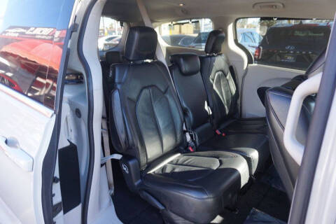 2017 Chrysler Pacifica Touring-L Plus