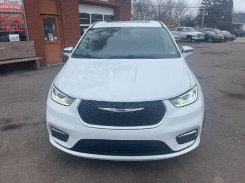 2022 Chrysler Pacifica Hybrid for sale at Andy Auto Sales in Warren MI