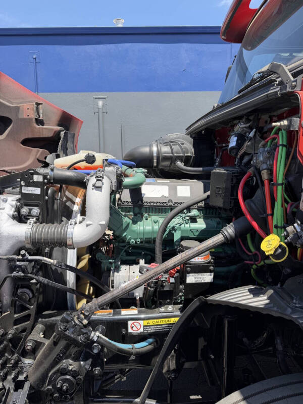 2023 Volvo VNR - Photo 6