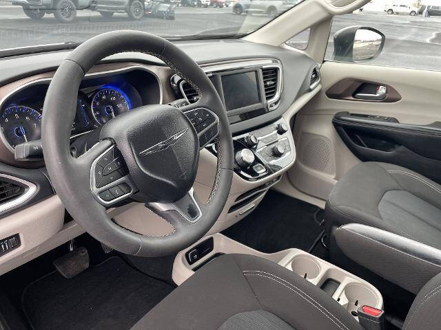 2024 Chrysler Voyager LX