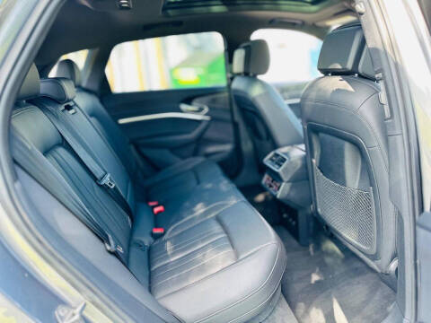 2022 Audi e-tron quattro Premium Plus