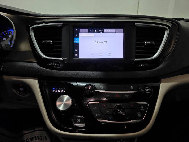 2022 Chrysler Voyager LX