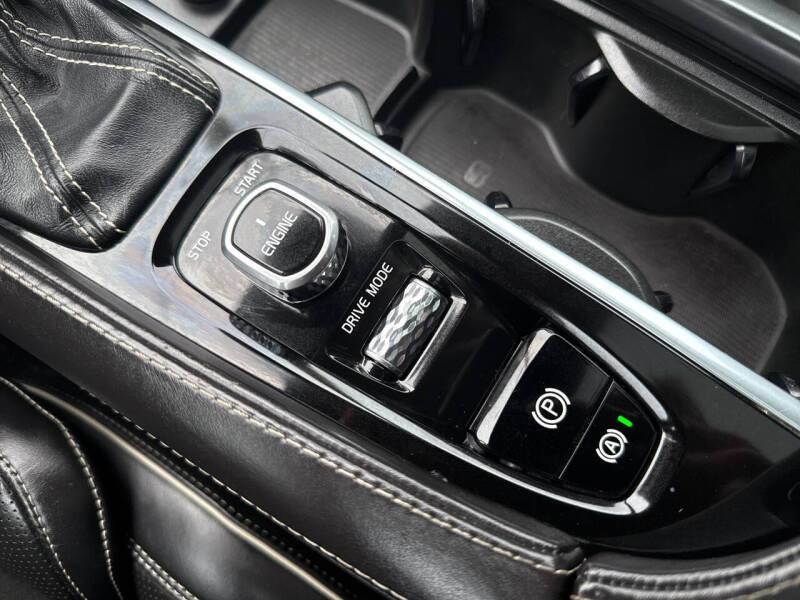 2017 Volvo XC90 T6 R-Design