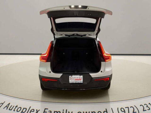 2025 Volvo XC40 B5 Plus Dark Theme