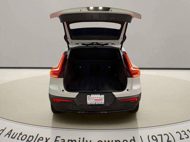 2025 Volvo XC40 B5 Plus Dark Theme