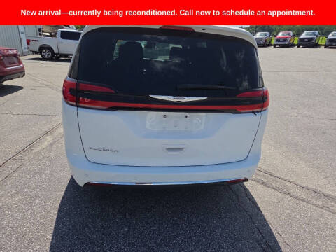 2025 Chrysler Pacifica Select