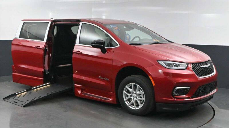 2025 Chrysler Pacifica Select's photo