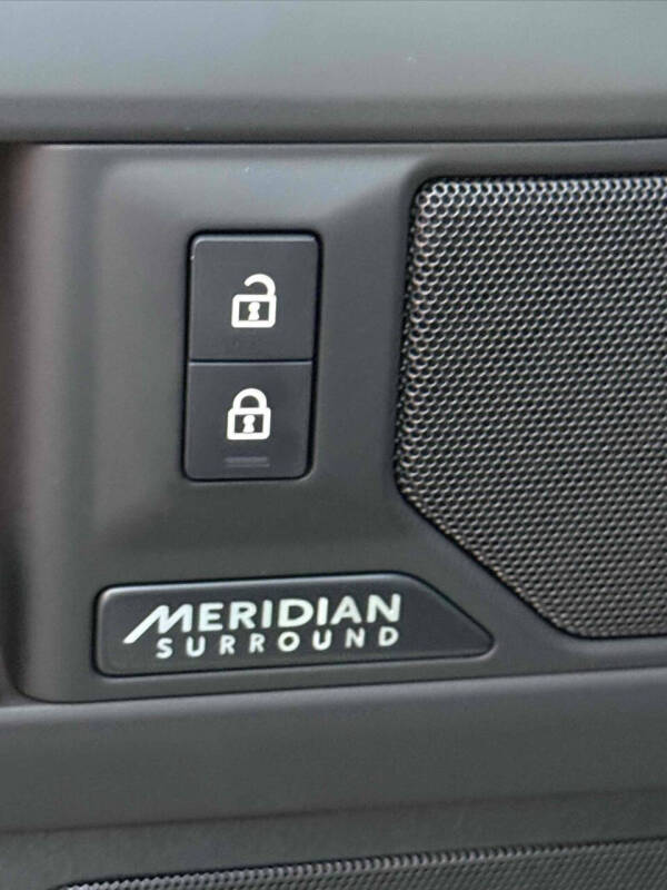 2025 Land Rover Defender 110 P400 X-Dynamic SE