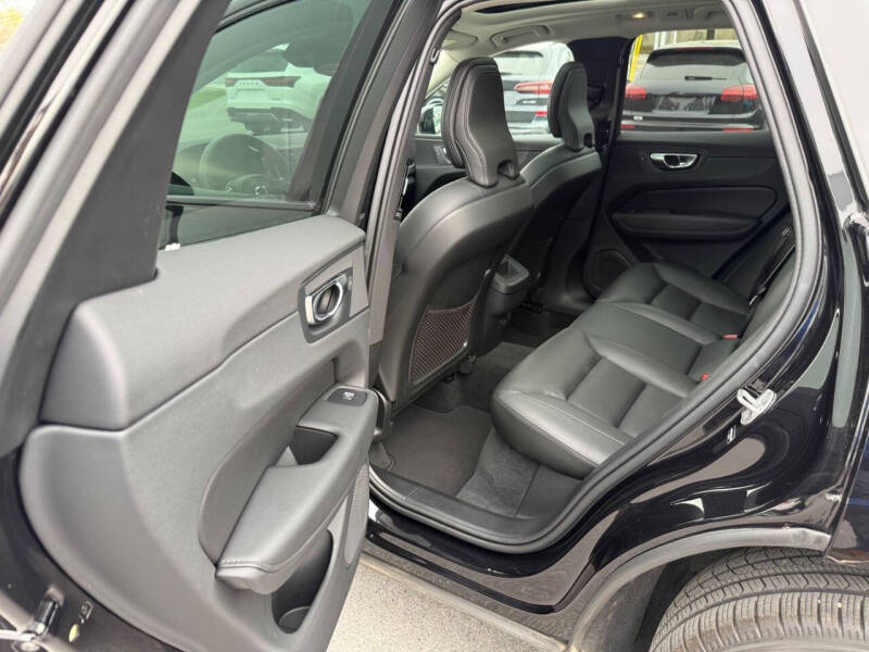 2025 Volvo XC60 B5 Core Dark Theme